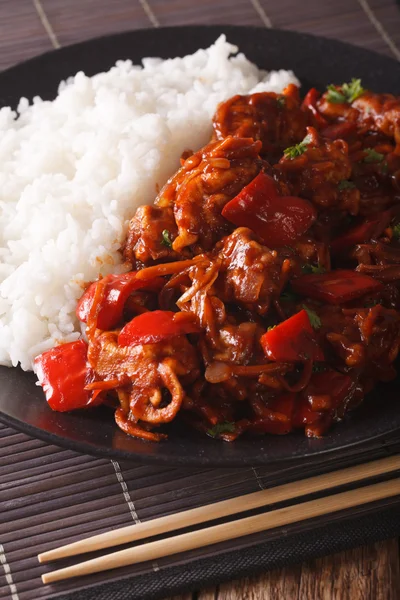 Comida Asiática: Arroz con estofado de cerdo con verduras de cerca. vertica — Foto de Stock