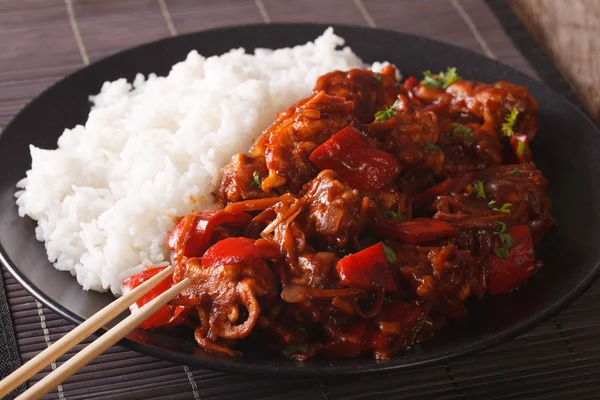 Asya Mutfağı: Tatlı ve ekşi sos closeup domuz pirinç. h