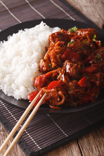 Asijskou kuchyni: Rýže s vepřovým masem ve sladkokyselé omáčce closeup. v — Stock fotografie