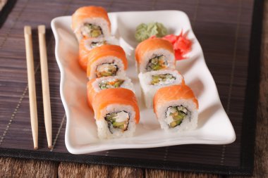 Philadelphia suşi roll wasabi ve Kızıl somon ile