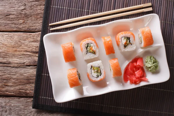 Servindo rolos de Filadélfia com wasabi e gengibre close up. Horiz... — Fotografia de Stock