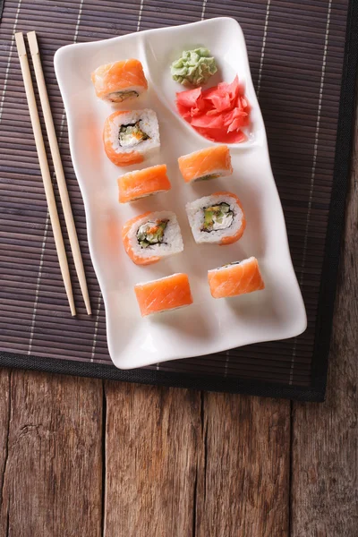 Uramaki salmon roll with avocado - Philadelphia close-up. Vertic — Stock Photo, Image