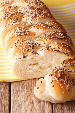 örgülü susam yakın çekim somun masanın üzerine dilimlenmiş. Dikey