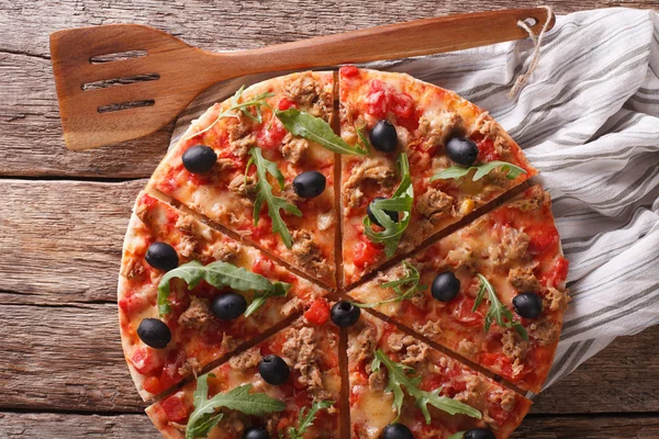 Пицца с тунцом, оливками и рукколой крупным планом. hhontal to — стоковое фото