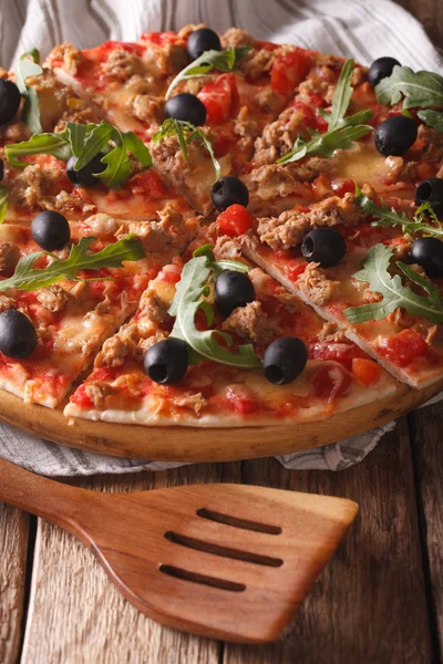 Homemade pizza with tuna, olives and arugula close-up. vertical — Stock Photo, Image