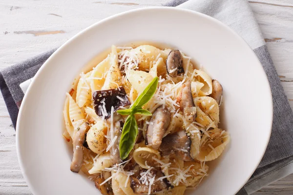 Conchiglie with porcini mushrooms and parmesan close-up. Horizon — Stock Photo, Image