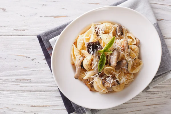 Pasta with roasted porcini mushrooms and parmesan close-up. hori — Stock Photo, Image