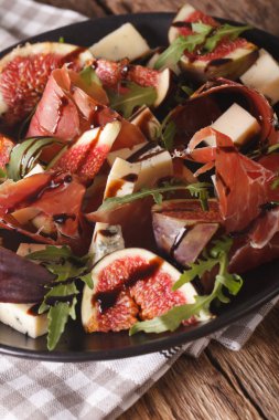 İncir, jambon, peynir ve roka yakın çekim bir pl ile salata
