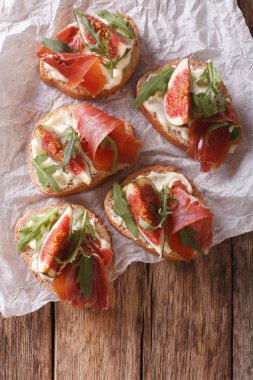 Bruschetta incir, jambon, roka ve krem peynir ile kapatmak