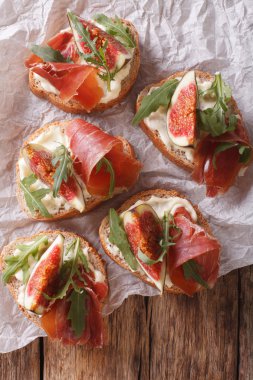 incir, jambon ve krem peynir yakın çekim ile sandviç. dikey üst 