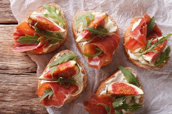 Sandwich with figs, ham and cream cheese close-up. Horizontal to — Stock Photo, Image