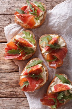 İncir, jambon, peynir ve roka clo ile sağlıklı sandviç