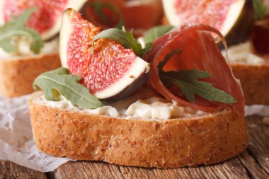 incir, jambon, roka ve krem peynir makro ile sandviç. 