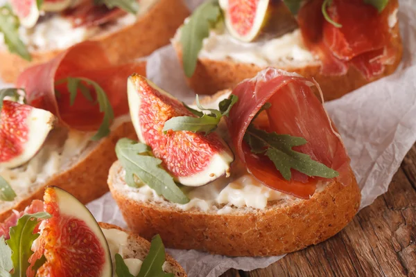 Homemade sandwiches with figs, ham, arugula and cream cheese clo — Stock Photo, Image