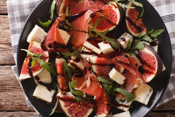 Salad with figs, prosciutto, cheese and arugula close-up. horizo — Stock Photo, Image