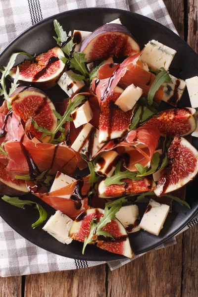 Salade de figues, prosciutto, fromage et roquette en gros plan. Verticale — Photo