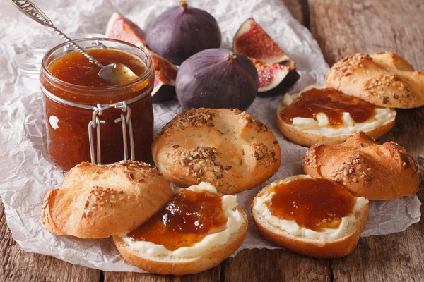 Glazen pot met sommige fig jam en zoete broodjes close-up. horizontale — Stockfoto