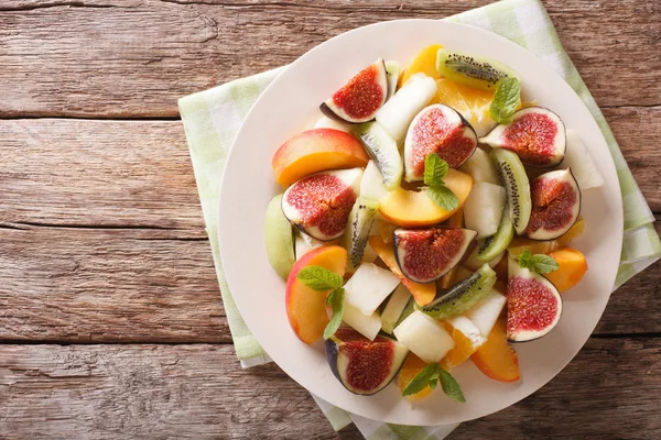 Salade de fruits sains avec figue, pêche, melon, kiwi et orange. Hor ! — Photo