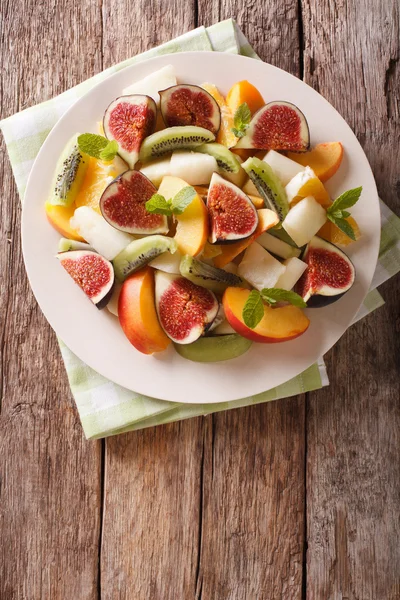 Healthy Fruit salad with fig, peach, melon, kiwi and orange clos — Stock Photo, Image