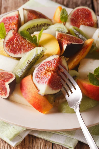 Assorted fruits fig, peach, melon, kiwi and orange close-up. ver — Stock Photo, Image