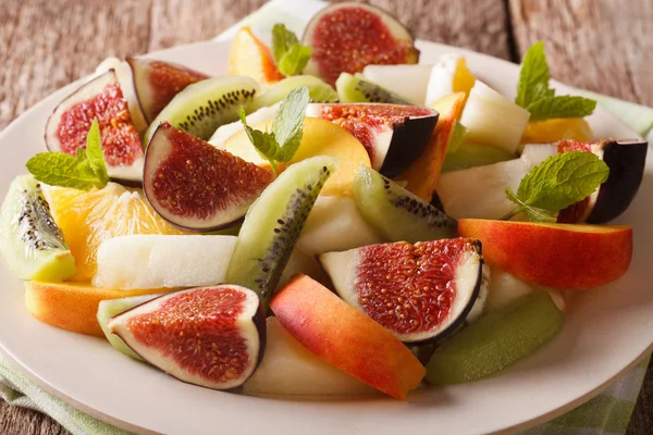 Ensalada de frutas frescas de verano con higo, melocotón, melón, kiwi y naranja —  Fotos de Stock