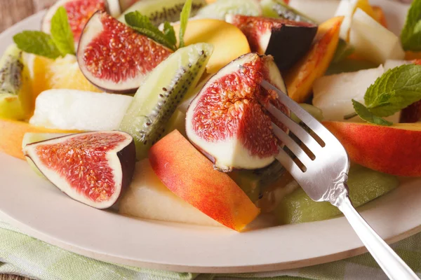 Surtido de frutas higo, melocotón, melón, kiwi y naranja primer plano. hor —  Fotos de Stock