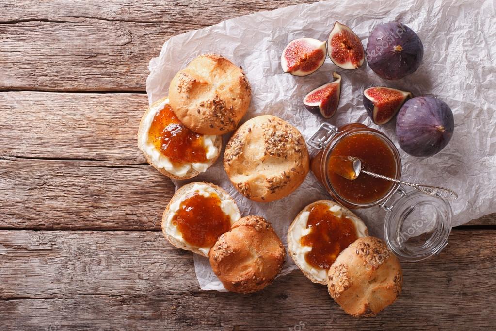 Süße Brötchen mit Feigen Marmelade und Frischkäse Nahaufnahme. Horizont ...