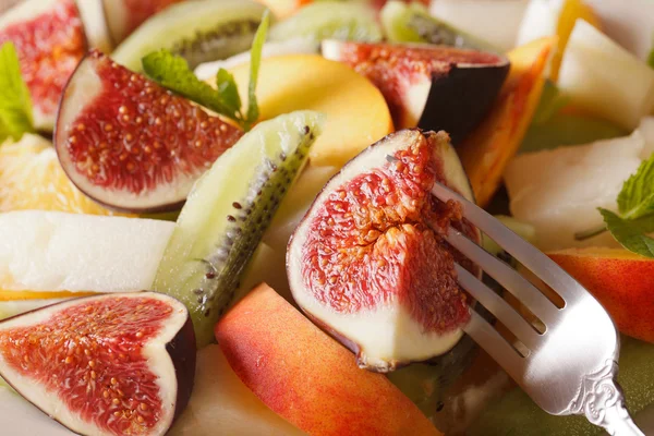 Background of fresh fruit salad with fig, peach, melon, kiwi and — Stock Photo, Image