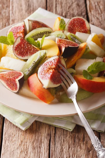 Ensalada de frutas saludables con higo, melocotón, melón, kiwi y clos de naranja —  Fotos de Stock