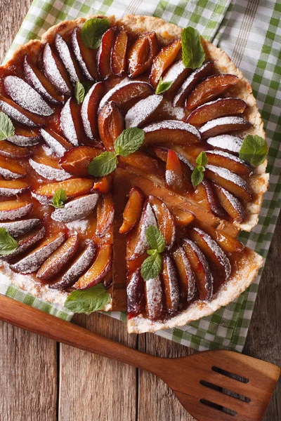 Freshly baked sliced plum cake close up on the table. vertical t — Stock Photo, Image