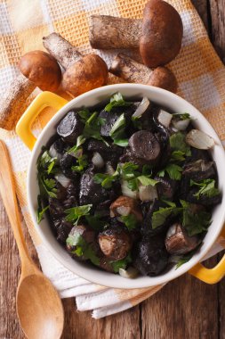 Kavrulmuş porcini otlar ile mantar ve ahşap backgr baharat