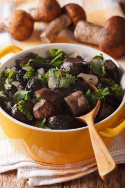 yabani mantar, soğan ve maydanoz yakın çekim ile kızarmış. Dikey