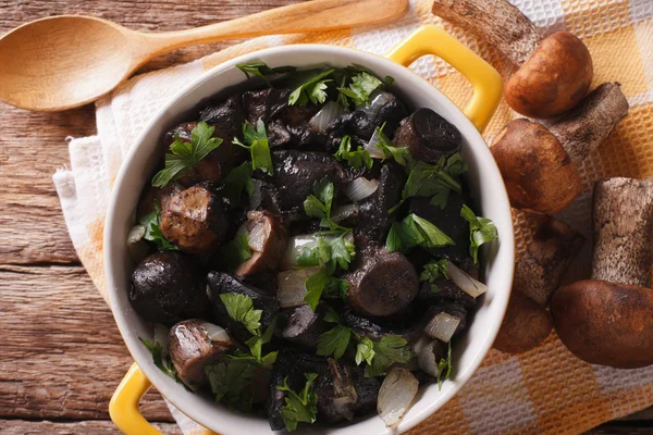 Fried mushrooms with herbs and spices in a pan close-up. horizon — Stock Photo, Image