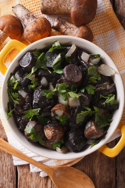 Wild mushrooms fried with onions and parsley close-up. vertical — Stock Photo, Image