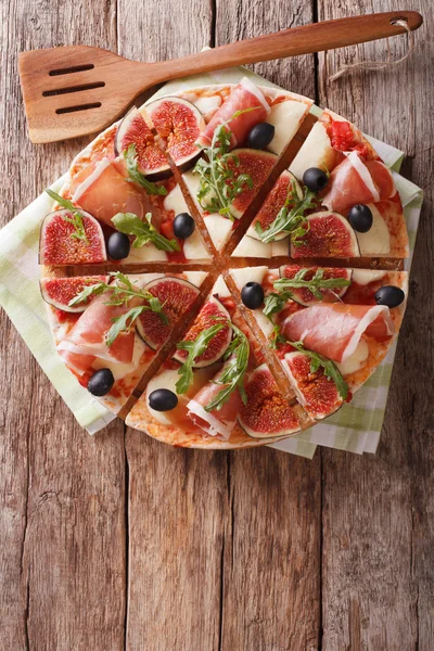 Delicious pizza with figs, ham, arugula and cheese macro. vertic — Stock Photo, Image