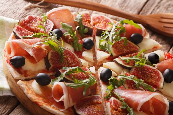 Pizza with figs, prosciutto, arugula, olives and mozzarella chee — Stock Photo, Image