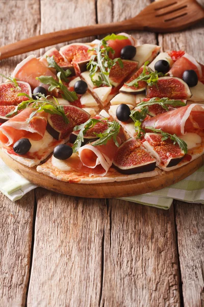 Pizza z figami, szynka, arugula, oliwki i ser mozzarella. Ver — Zdjęcie stockowe