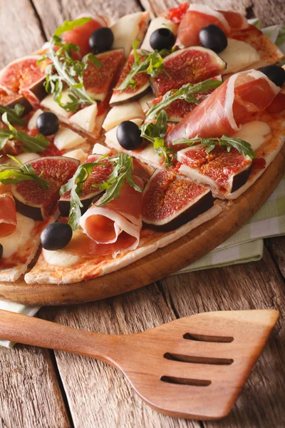 Pizza with figs, prosciutto, arugula, olives and cheese close-up — Stock Photo, Image