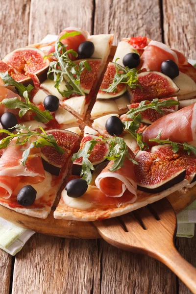 Delicious pizza with figs, ham, arugula, olives and cheese close — Stock Photo, Image