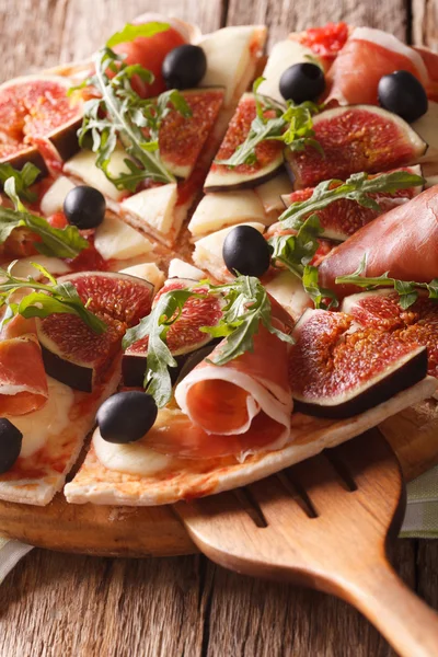 Plasterki pizzę z figami, szynką i mozzarellą zbliżenie. Pionowe — Zdjęcie stockowe