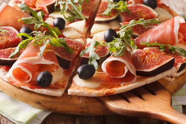 Pizza avec figues, jambon et mozzarella macro sur une planche. horizontal — Photo