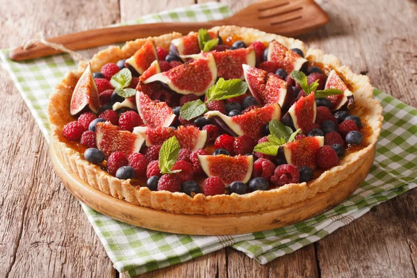 Homemade tart with fresh fruits and berries close up on the tabl — Stock Photo, Image