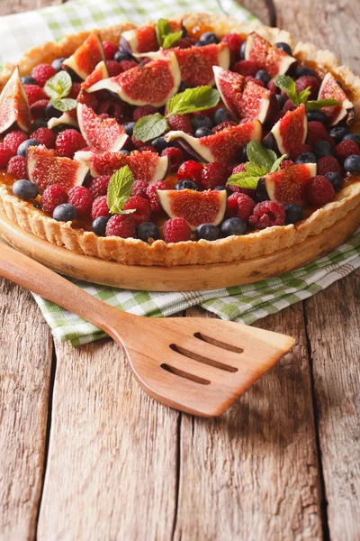 Summer cake with fresh figs, raspberries and blueberries close-u — 图库照片