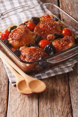 Hardal, domates ve yabani mantar cl ile Fırında tavuk uyluk