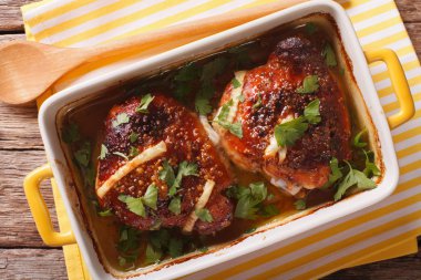 Lezzetli tavuk uyluk bal ve hardal yakın pişmiş. horiz