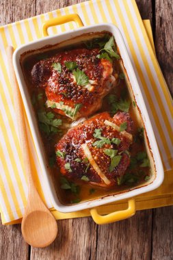 Lezzetli tavuk uyluk bal ile pişmiş ve hardal kapatın. Verti