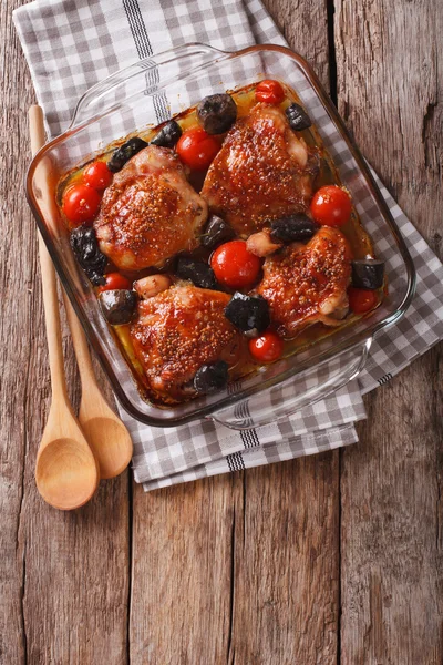 domates ve porcini mantar ile pişmiş tavuk uyluk yakın