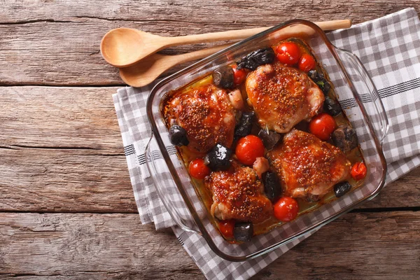 Chicken thigh baked with tomatoes and porcini mushrooms close up — Stock Photo, Image