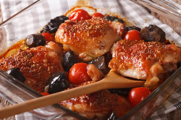 Coxa de frango assada com tomates e cogumelos porcini close-up — Fotografia de Stock