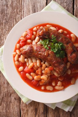 Izgara sosisli fasulye, geleneksel Avrupa ev yapımı yemek.. 